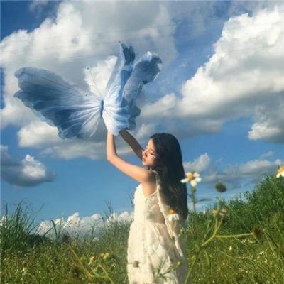 坐推土机的少女