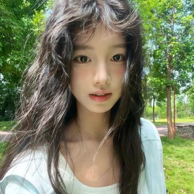 在塑料泡沫的男孩